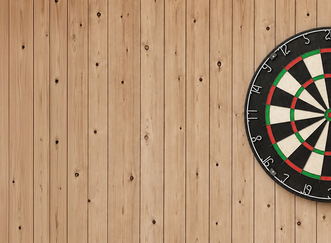 Steeldartboard an einer warmen Holzwand